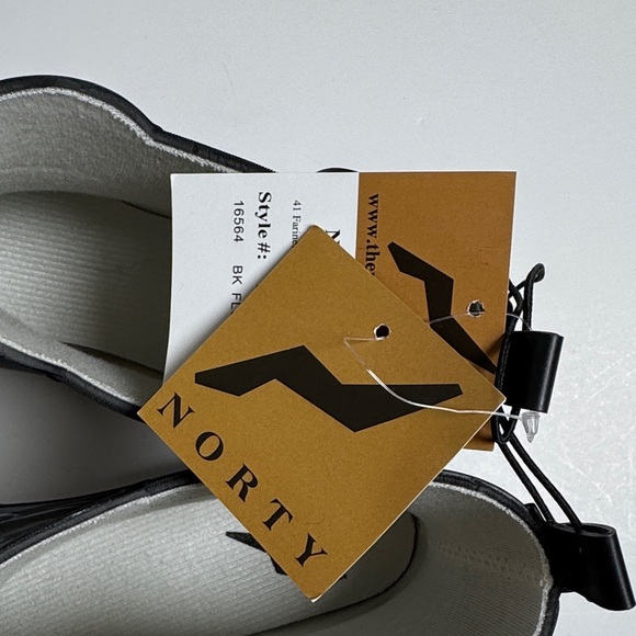 NORTY NWT Women's Black Blue Floral Ankle Rain Boots Treaded Slip On Size 9 - Picture 9 of 10